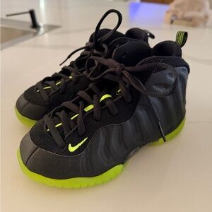 Nike Kids Black & Volt Foamposite Low-Top Sneakers